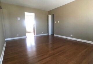 7626 N Milwaukee Ave, Unit ONE BEDROOM in Niles, IL - Building Photo - Building Photo