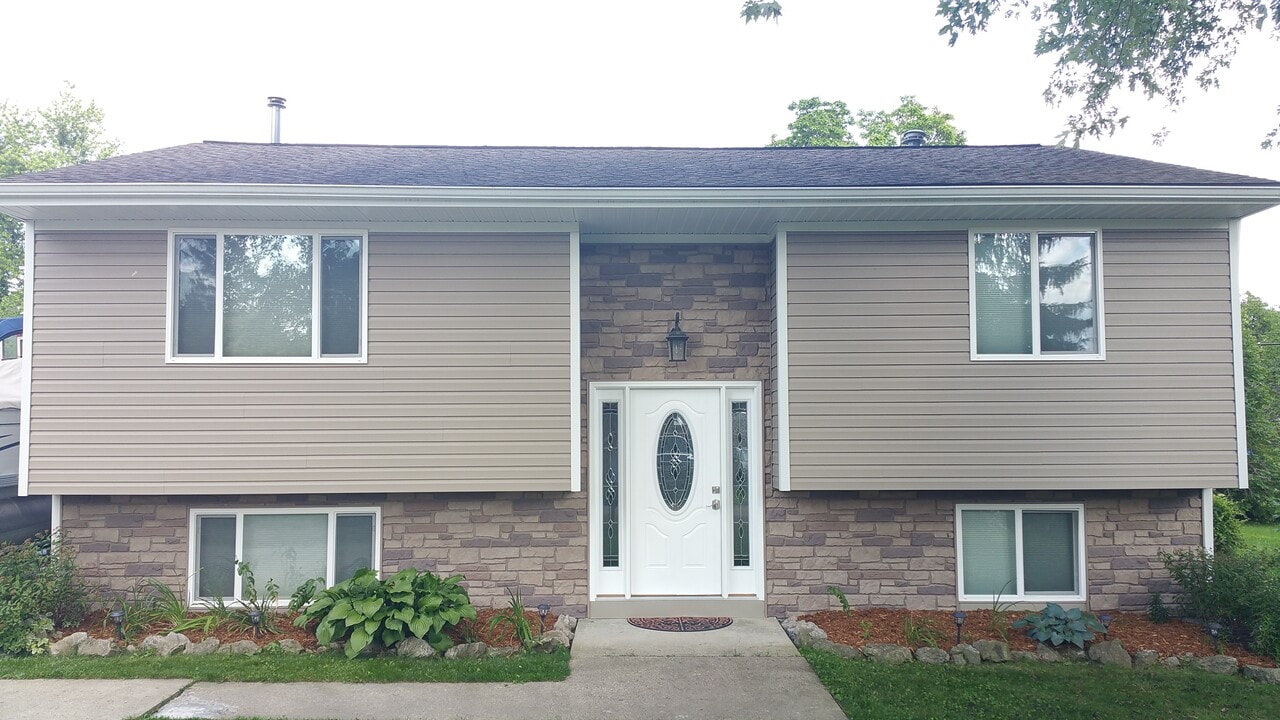 9028 Garfield Dr in Whitmore Lake, MI - Building Photo