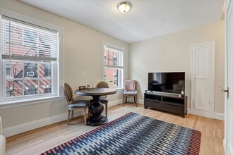 132 Myrtle St, Unit 3F in Boston, MA - Building Photo - Building Photo