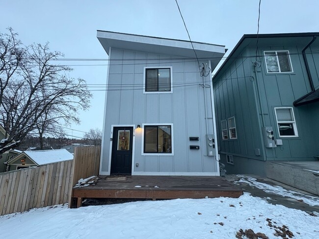 property at 216 E 7th St