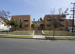 La Reina Apartments in Los Angeles, CA - Building Photo - Building Photo