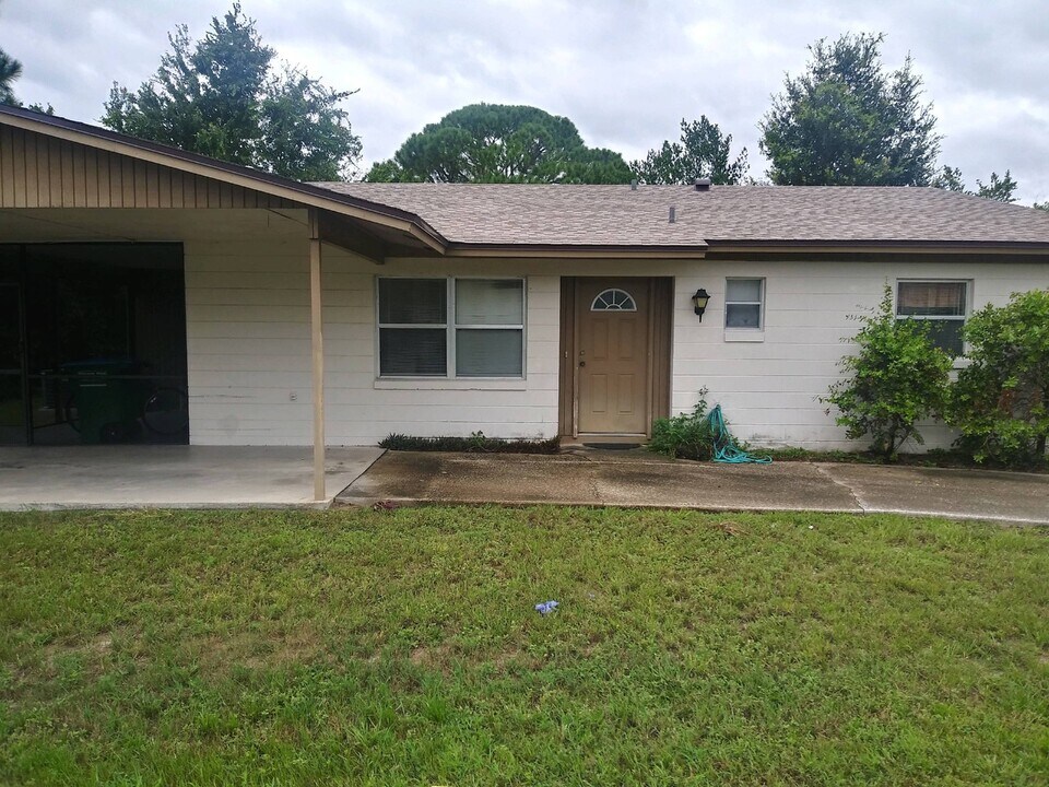 369 Diamond St, Unit B in Deltona, FL - Foto de edificio