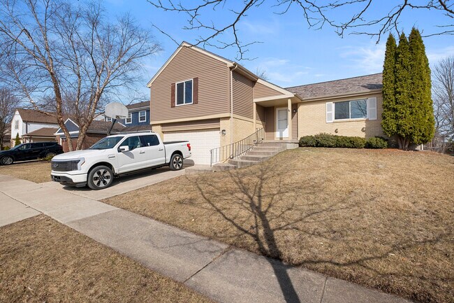 205 Albert Dr in Vernon Hills, IL - Foto de edificio - Building Photo