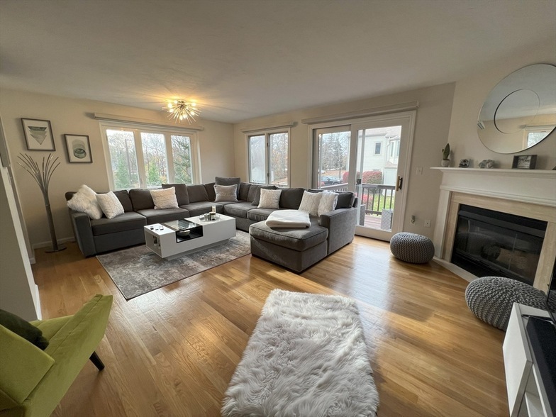 63 Maple St, Unit 8U-7 in Canton, MA - Foto de edificio