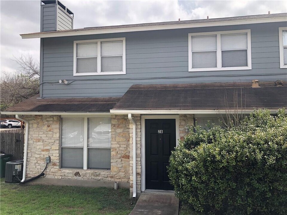 9100 Mountain Ridge Dr in Austin, TX - Building Photo