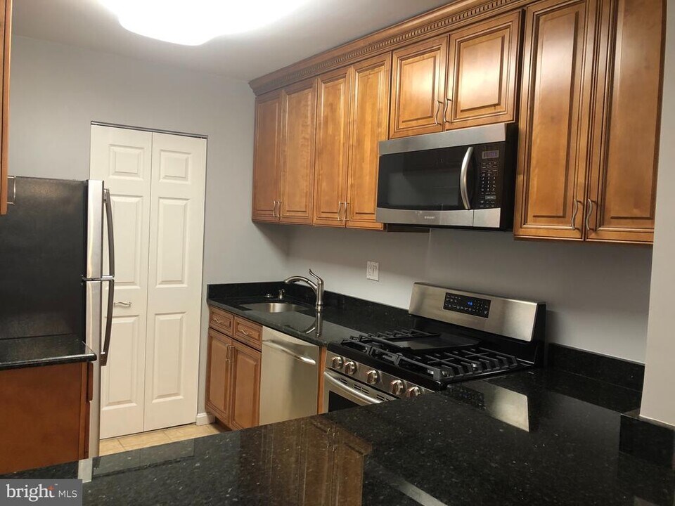 5817 Cove Landing Rd in Burke, VA - Building Photo