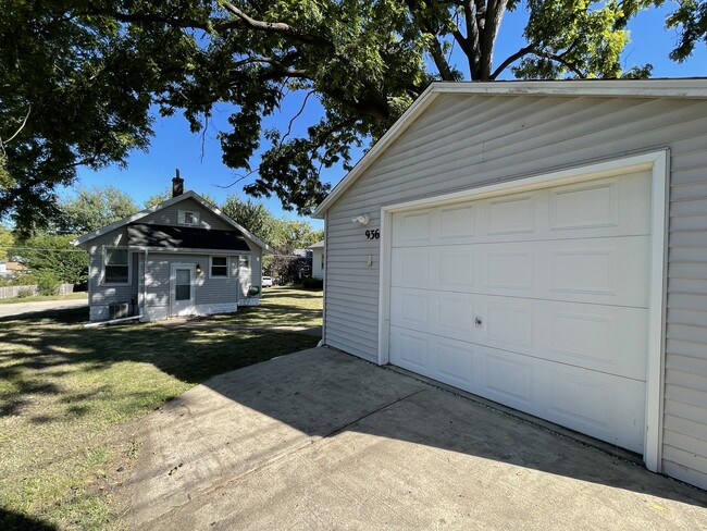 936 24th St in Bettendorf, IA - Building Photo - Building Photo