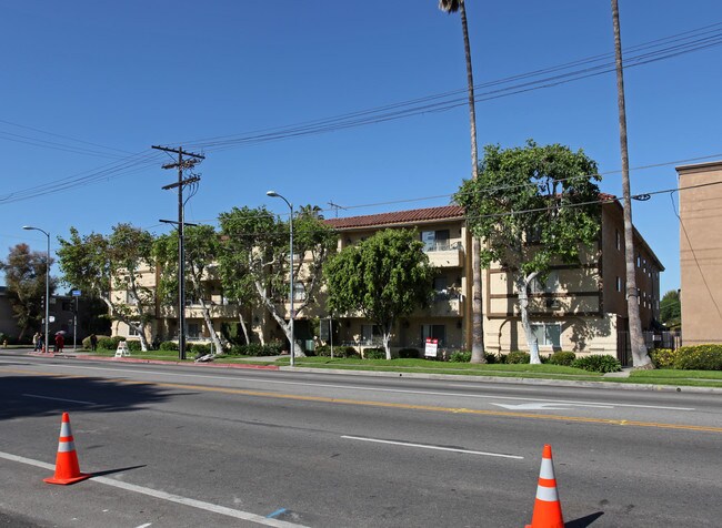 Royal Garden Apartments in Reseda, CA - Foto de edificio - Building Photo