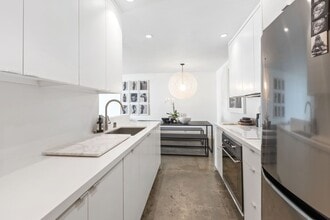 911 N Kings Rd, Unit 107 in West Hollywood, CA - Foto de edificio - Building Photo