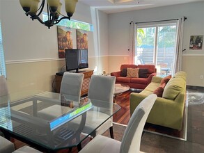 2043 Roselawn St in Sarasota, FL - Building Photo - Building Photo