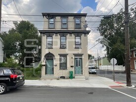 203 W North St in Carlisle, PA - Building Photo