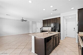 10073 White Mulberry Dr in Las Vegas, NV - Building Photo - Building Photo