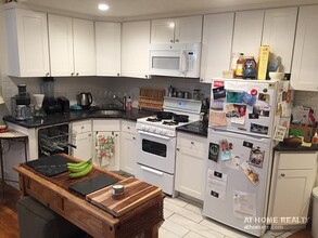 180 Naples Rd, Unit BROOKLINE garden level in Brookline, MA - Foto de edificio - Building Photo