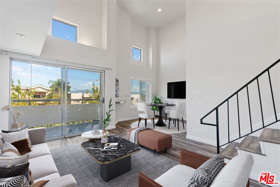 16550 Vanowen St in Los Angeles, CA - Building Photo
