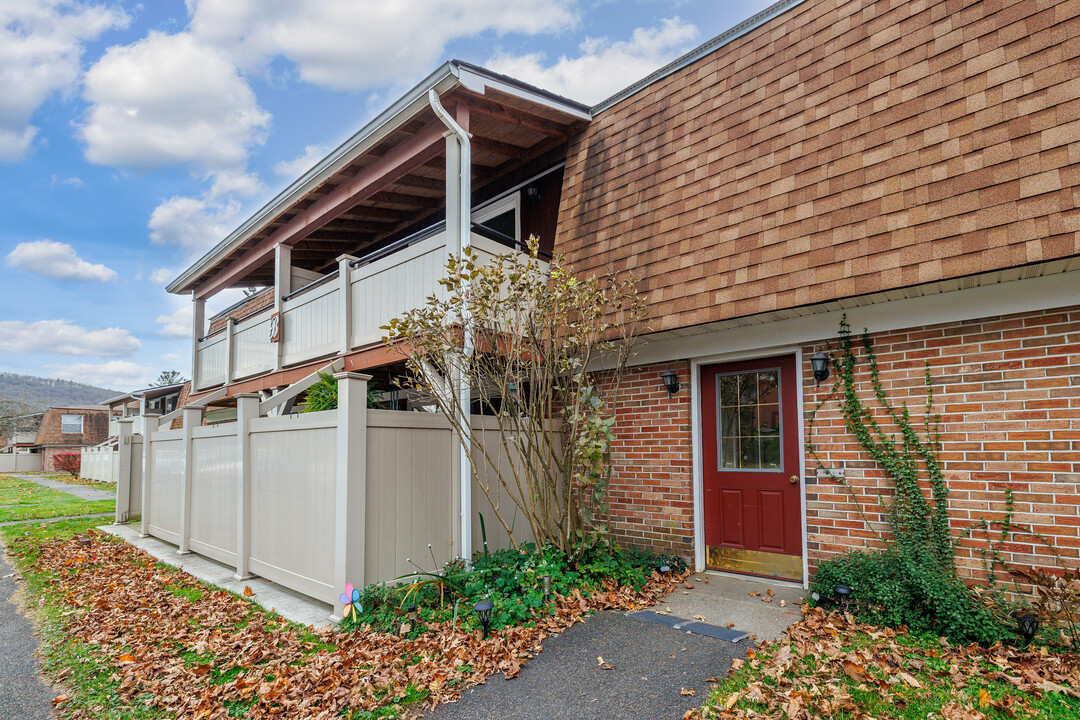 10 Kellogg Rd in Cortland, NY - Building Photo