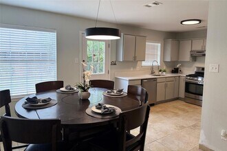 6300 Crumley Ln in Austin, TX - Foto de edificio - Building Photo