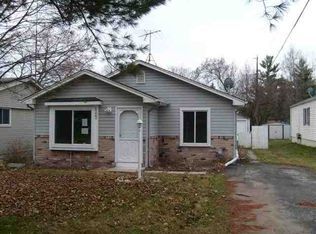 5323 Clinton River Dr in Waterford Township, MI - Building Photo