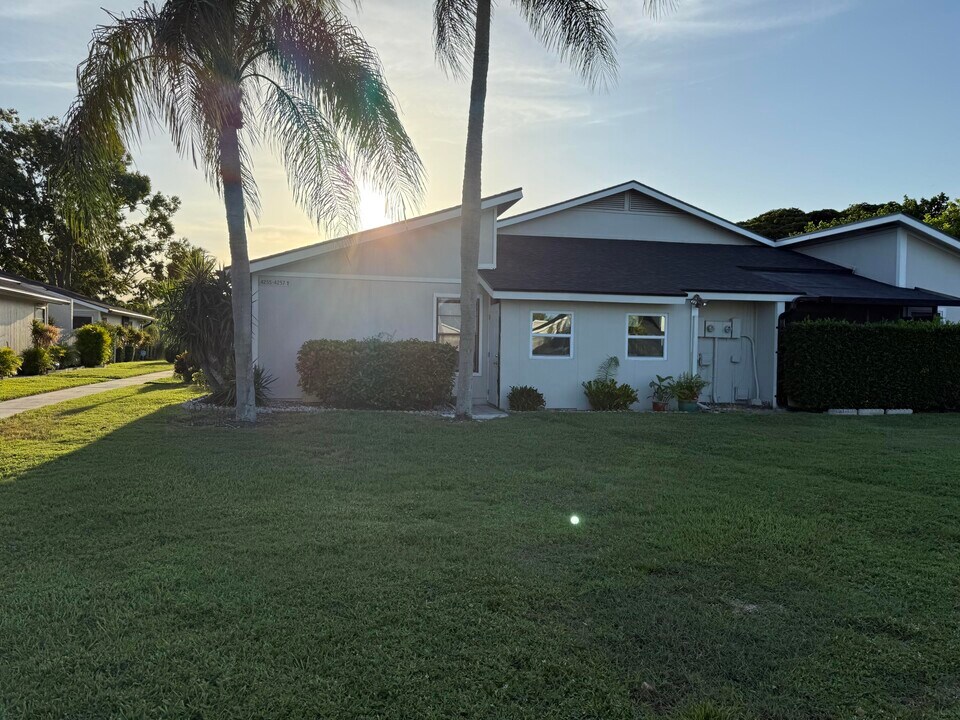 4255 Willow Pond Cir in West Palm Beach, FL - Building Photo
