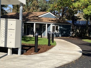 Aloha Park in Beaverton, OR - Foto de edificio - Building Photo