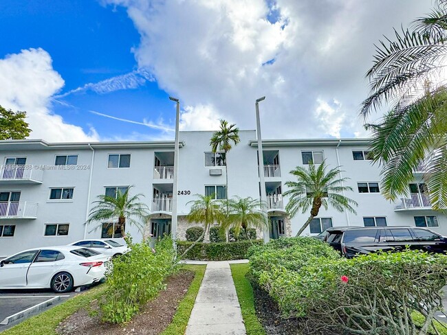 2430 NE 135th St in North Miami, FL - Building Photo - Building Photo