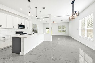 7203 Weyburn St, Unit 207-4 in Houston, TX - Building Photo - Building Photo