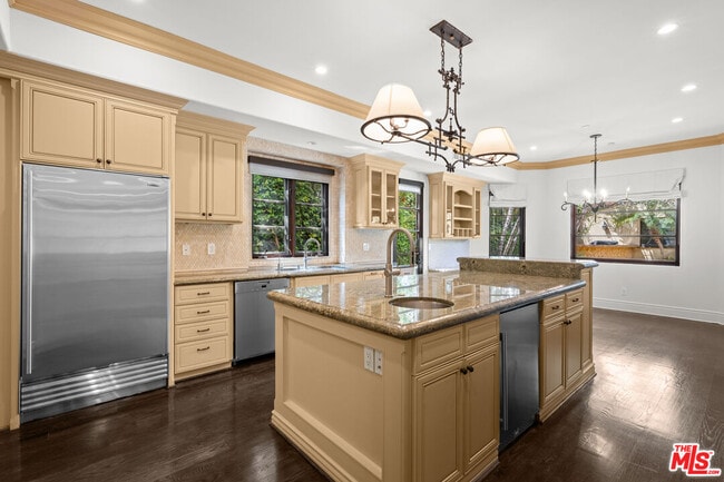 property at 305 N Palm Dr