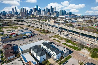 2010 St Charles St in Houston, TX - Building Photo - Building Photo