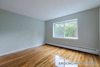 133 Beaconsfield Rd in Brookline, MA - Building Photo - Building Photo