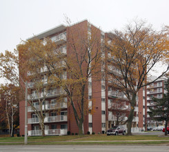 8 Woodman Dr S in Hamilton, ON - Building Photo - Primary Photo