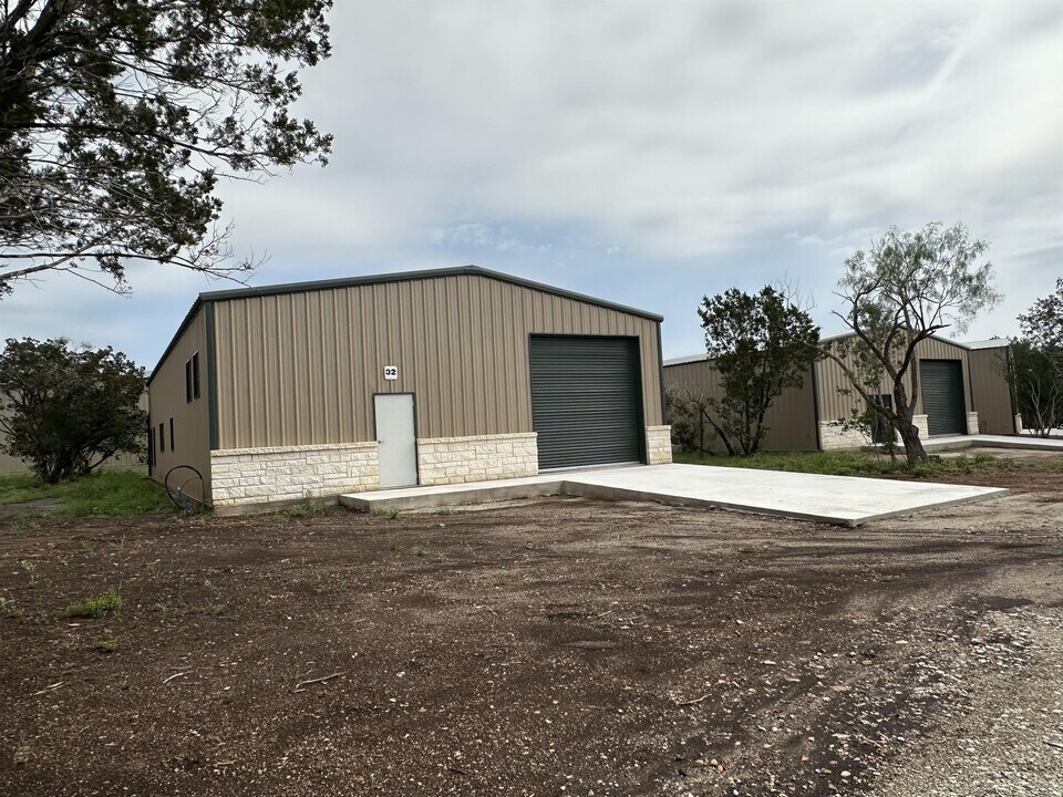 137 Hunters Grove Ct-Unit -32 in Spicewood, TX - Building Photo