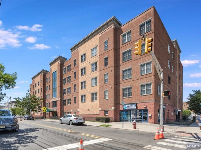 1209 Summit Ave-Unit -Unit 211 in Jersey City, NJ - Building Photo