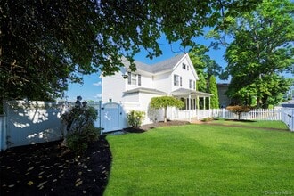 58 School St in Oyster Bay, NY - Building Photo - Building Photo