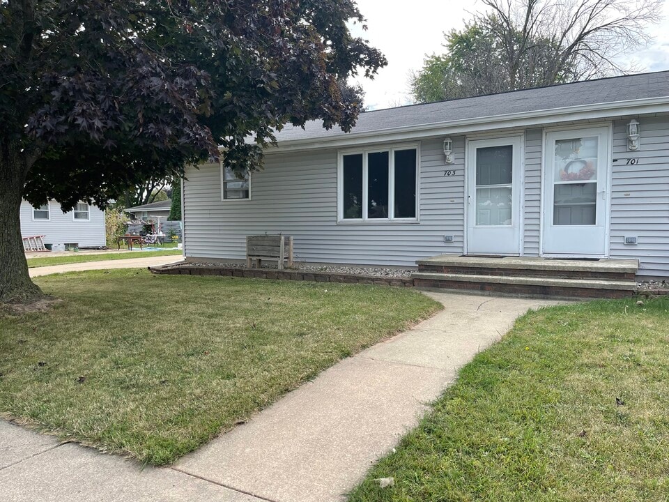 703 Coolidge Ave in Little Chute, WI - Building Photo