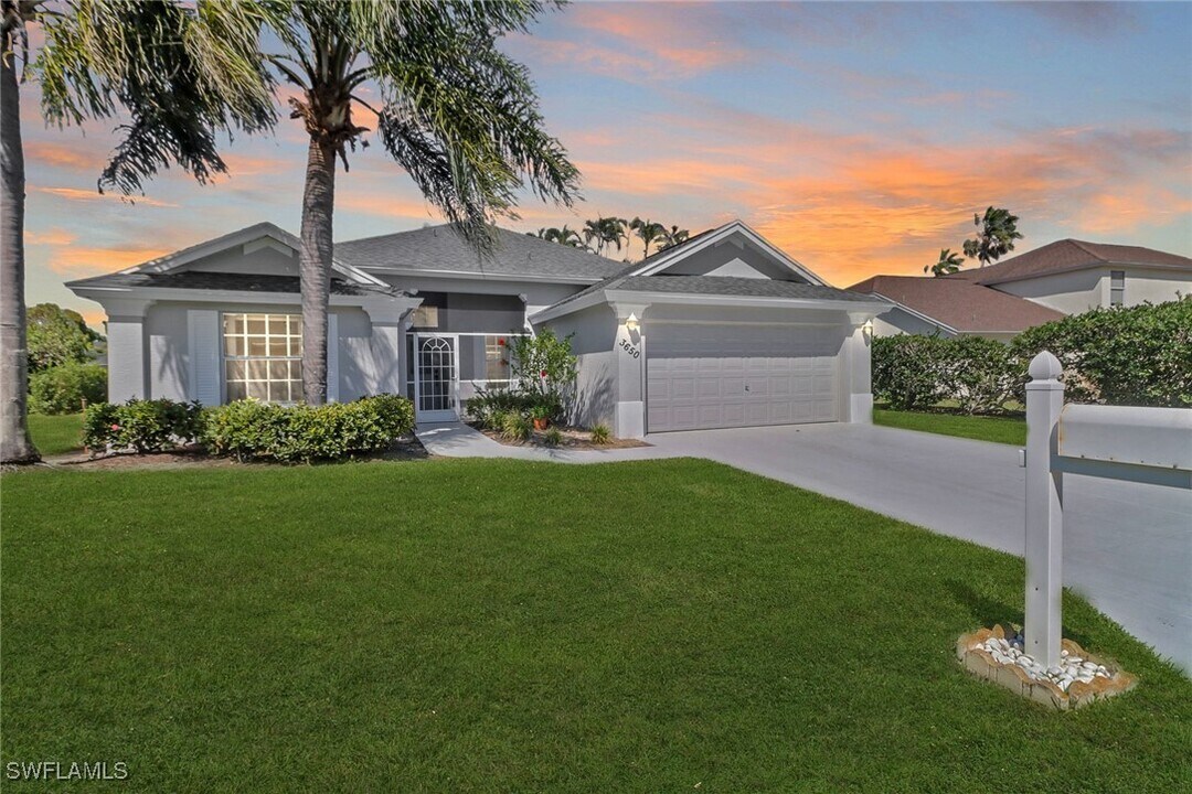 3650 Sunland Ln in Estero, FL - Foto de edificio