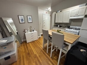29 Myrtle St, Unit B in Boston, MA - Foto de edificio - Building Photo