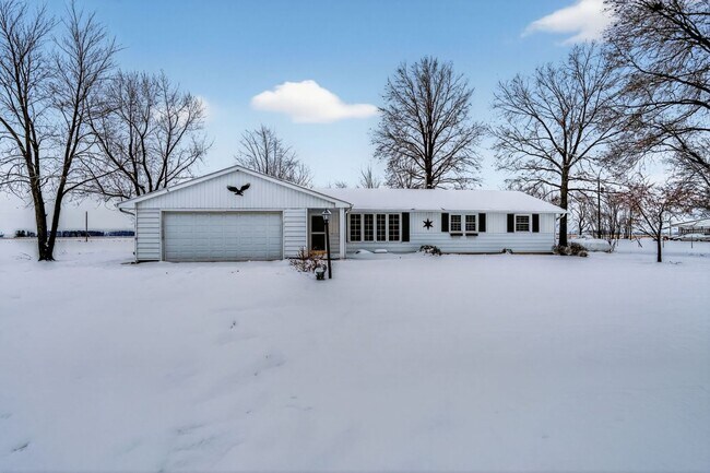 20728 Old 24 E Rd in Woodburn, IN - Foto de edificio - Building Photo