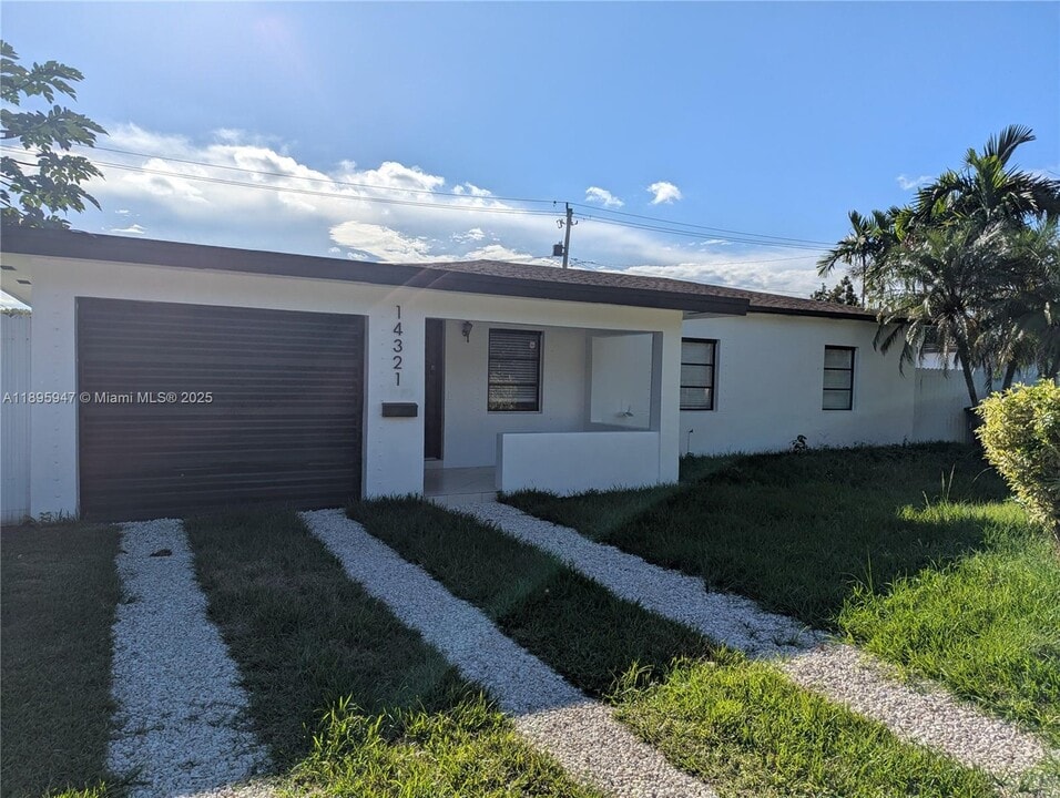 14321 Boggs Dr in Miami, FL - Building Photo