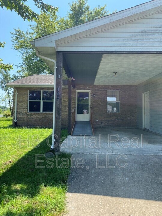 102 Southgate Dr in Freeburg, IL - Building Photo