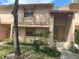 40 Chestnut Cir in Hollywood, FL - Building Photo