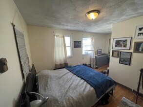 235 Holland St, Unit 3B in Somerville, MA - Building Photo - Building Photo