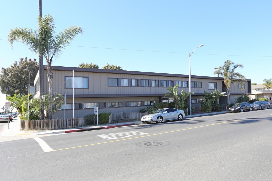 Villa Santa Cruz in Oxnard, CA - Foto de edificio