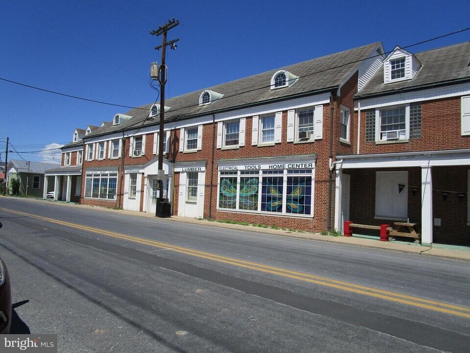 385 E King St in Strasburg, VA - Building Photo