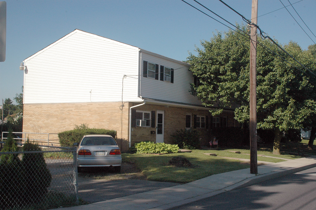 320 W Shady Ln in Enola, PA - Building Photo