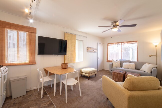 612 Bayview Dr in Hermosa Beach, CA - Foto de edificio - Building Photo