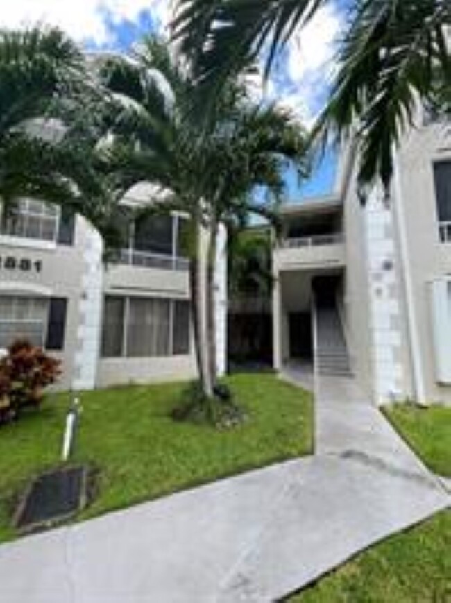 2881 N Oakland Forest Dr, Unit 208 in Oakland Park, FL - Building Photo - Building Photo