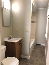 3635 E Armour Ave, Unit LOWER in Cudahy, WI - Foto de edificio - Building Photo