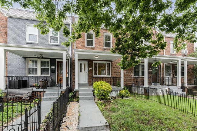 property at 513 25th Pl NE