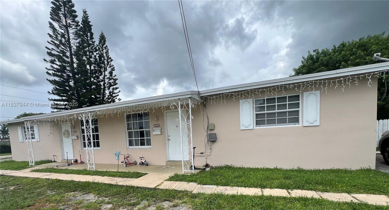 200 SW 11th St in Hallandale Beach, FL - Building Photo