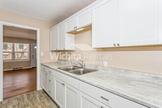 2103-2103 S Old Manor Rd in Wichita, KS - Building Photo - Building Photo