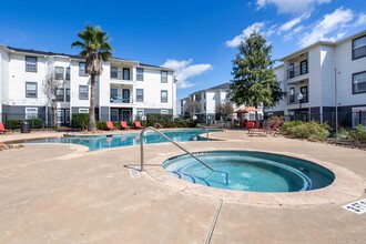 Crossing Place in College Station, TX - Foto de edificio - Building Photo